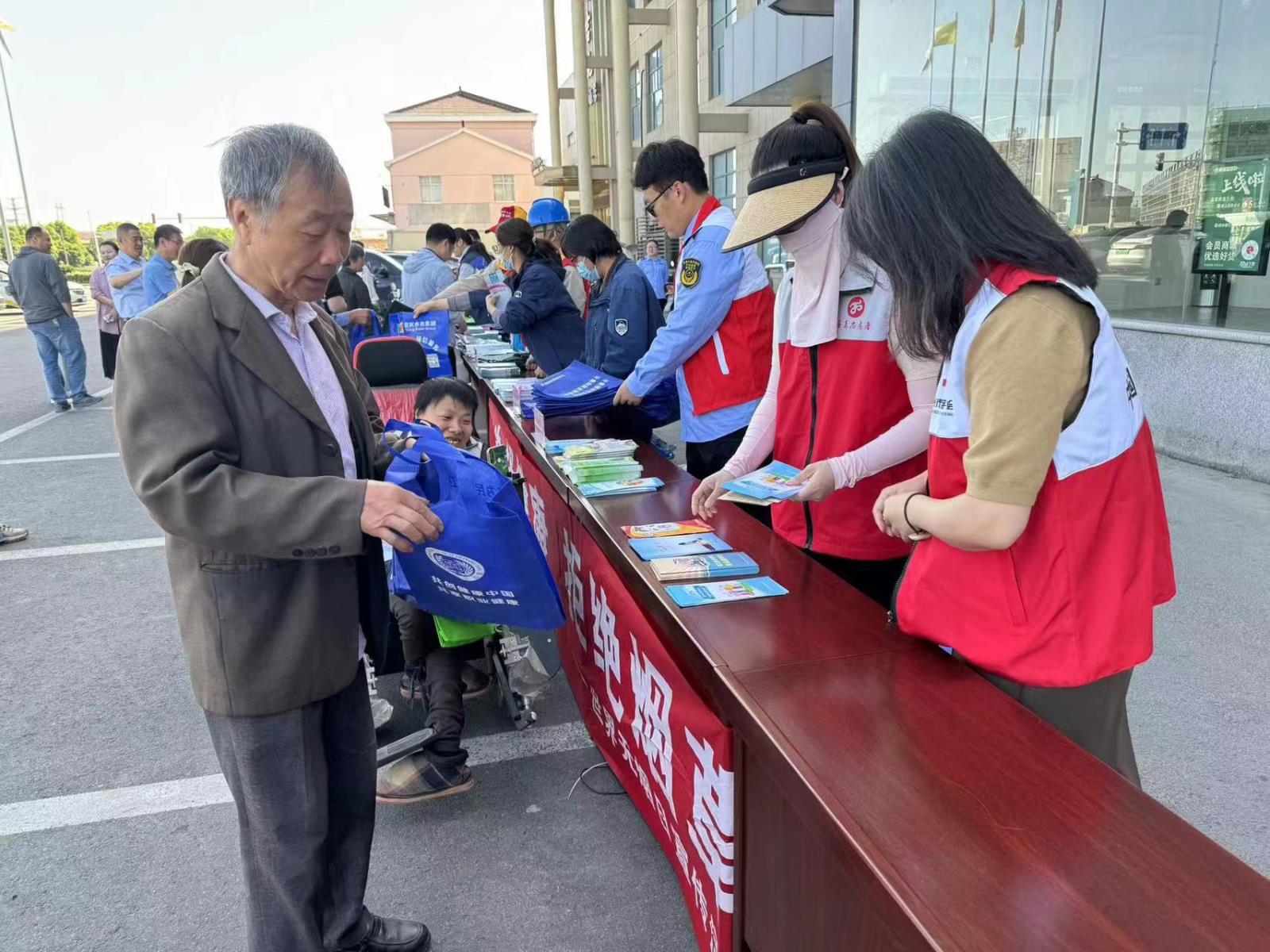 宜兴市万石镇残联开展“全国助残日”主题宣传活动.jpg 宜兴市万石镇残联开展“全国助残日”主题宣传活动.jpg