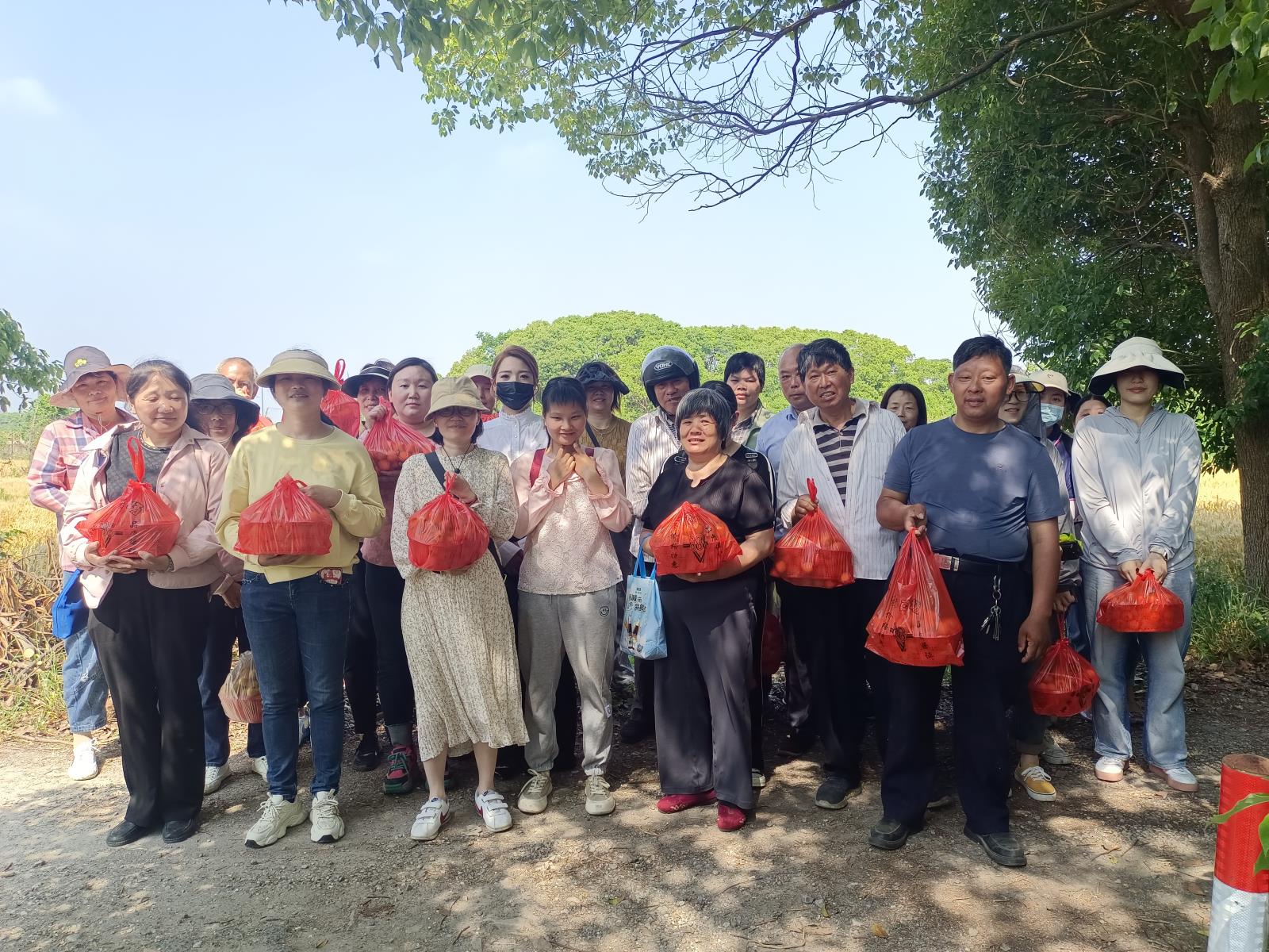 宜兴市芳桥街道残联组织残疾人开展采摘观影活动.jpg