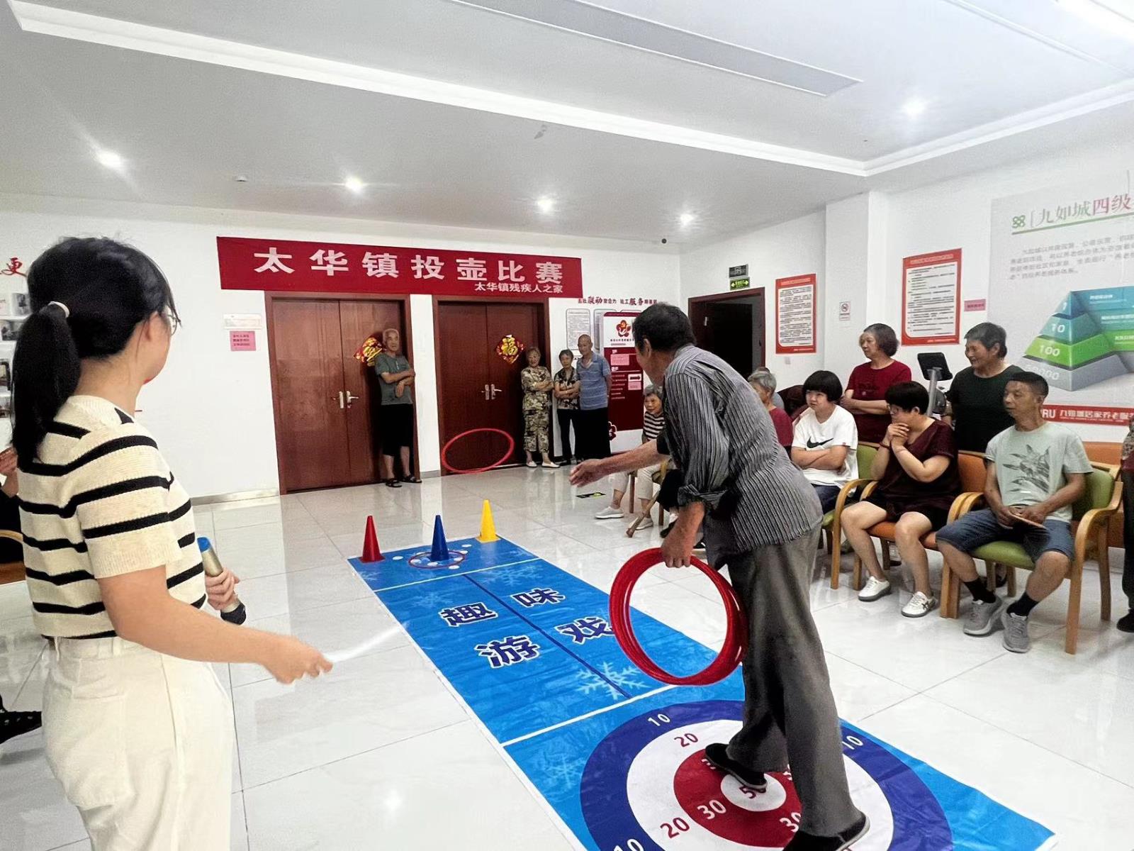 太华镇“残疾人之家”举办残疾人投壶套圈比赛.jpg