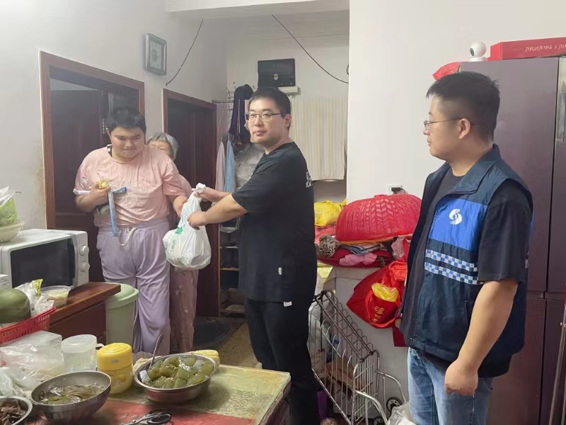 丁蜀镇残联开展“高温送清凉”走访慰问困难残疾人活动.jpg