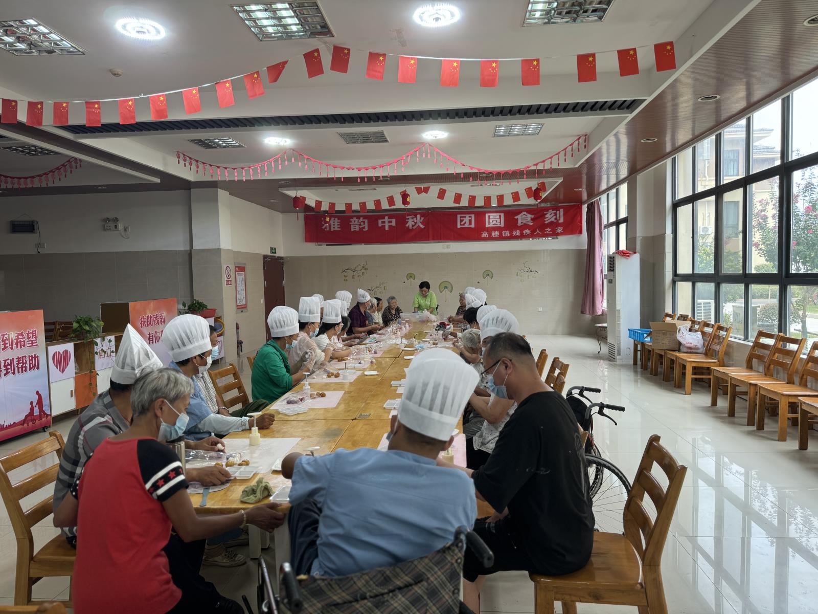 高塍镇“残疾人之家”开展中秋制作冰皮月饼活动.jpg