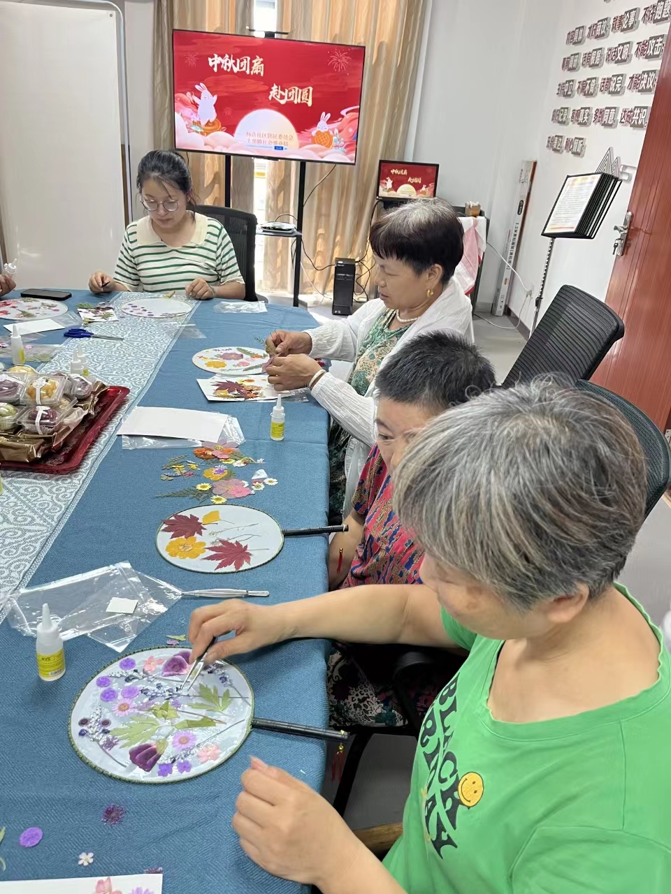 匠心独运  共绘美好未来——太华镇“残疾人之家”成功举办团扇制作活动(1).jpg
