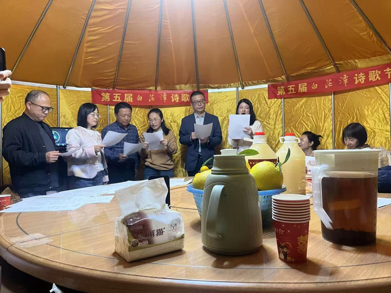 田野里长出“诗歌节”.jpg