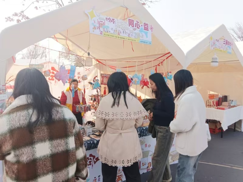 你我同心 “益”起公益——丁蜀镇残联为残疾手工艺人在古南街申请公益摊位.jpg