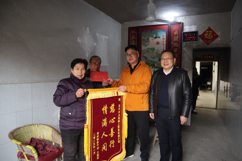 周铁镇走访慰问困难残疾人.jpg
