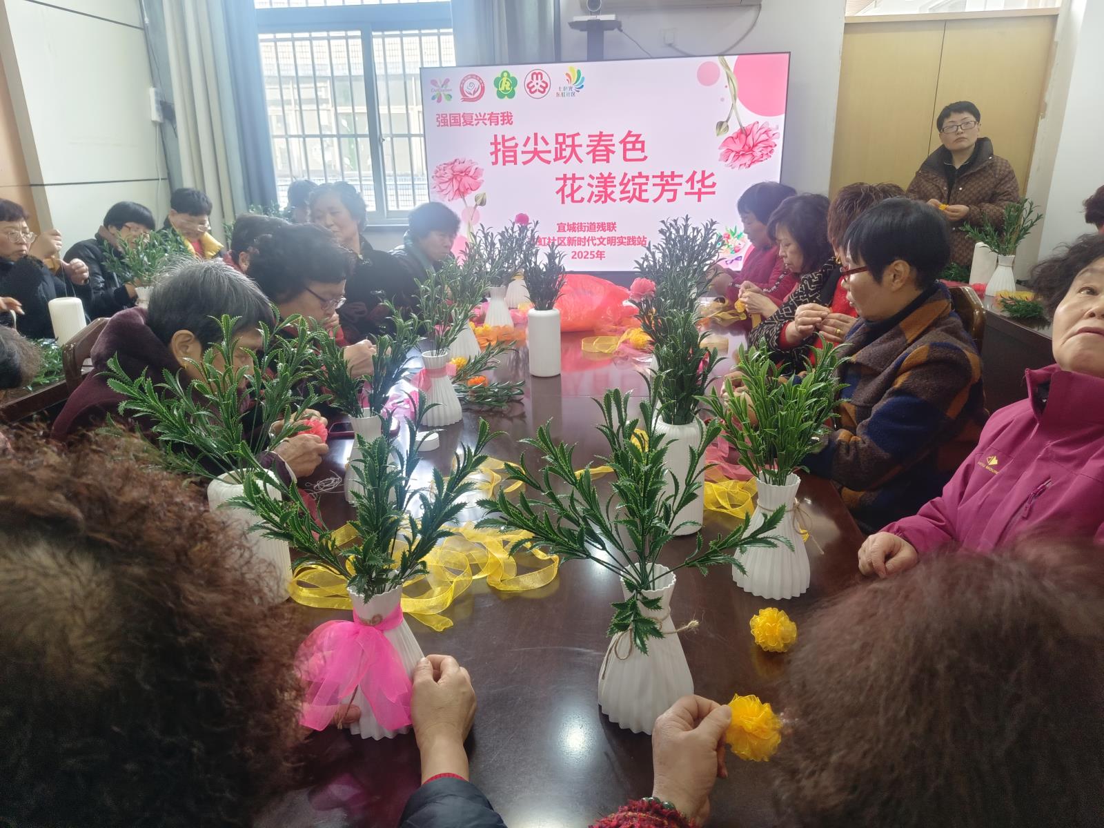 指尖跃春色  花漾绽芳华——宜城街道残联开展妇女节花艺活动.jpg