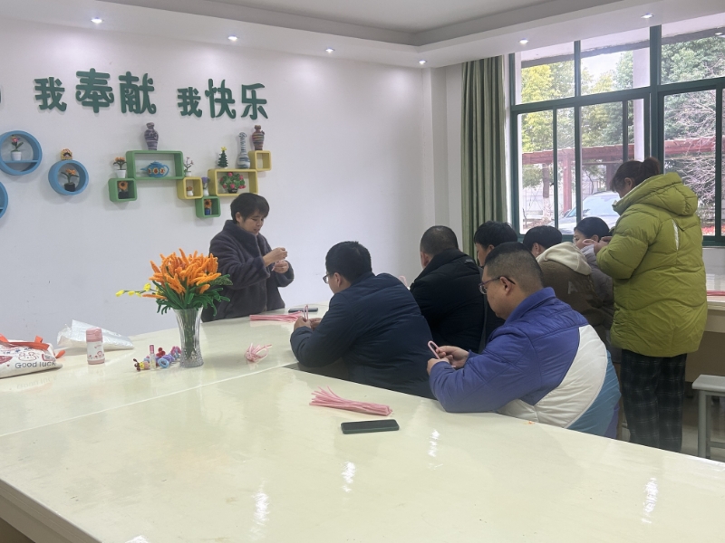 扭扭棒里绽放的春天——徐舍镇残联带领残疾人赴爱德培训学校参加农疗活动.jpg