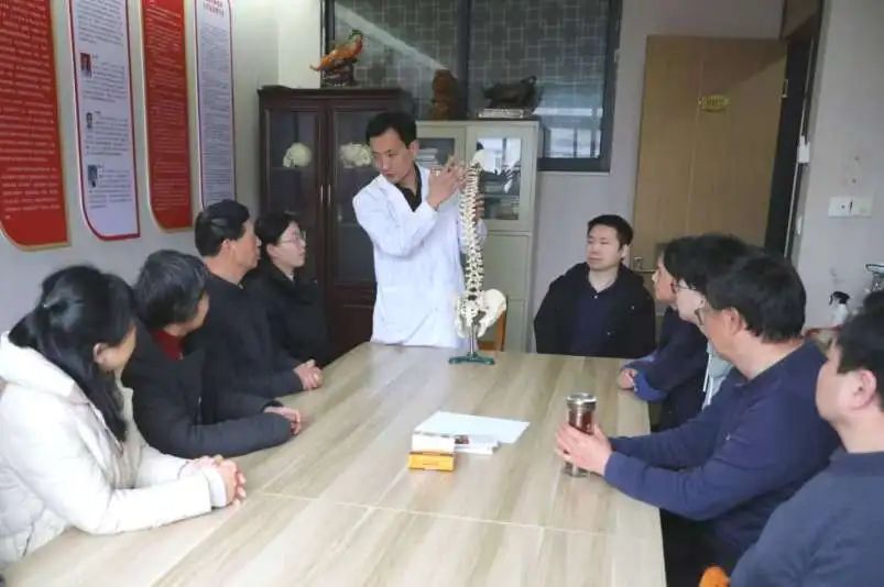 “中国好人”王俊开设首期公益推拿培训班.png