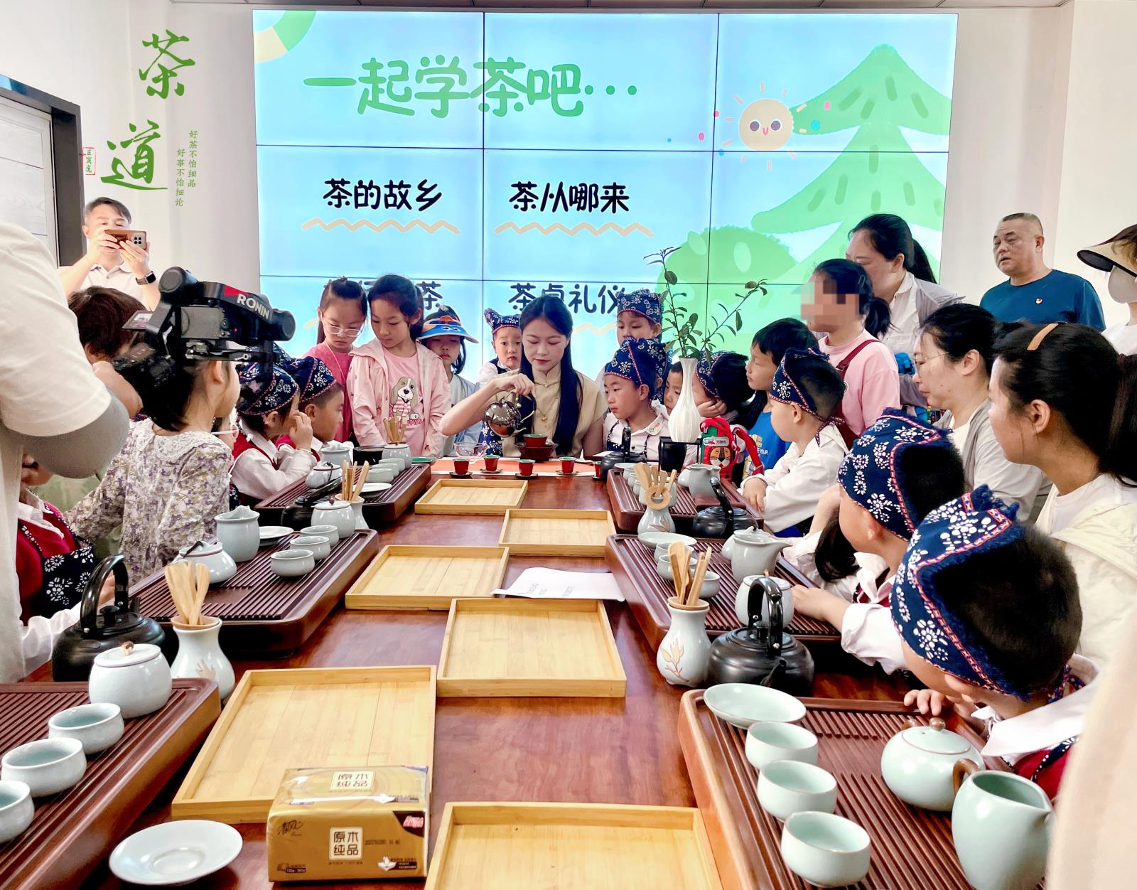 一叶融情  童心筑梦——新街街道残联开展春日采茶主题活动wps.jpg