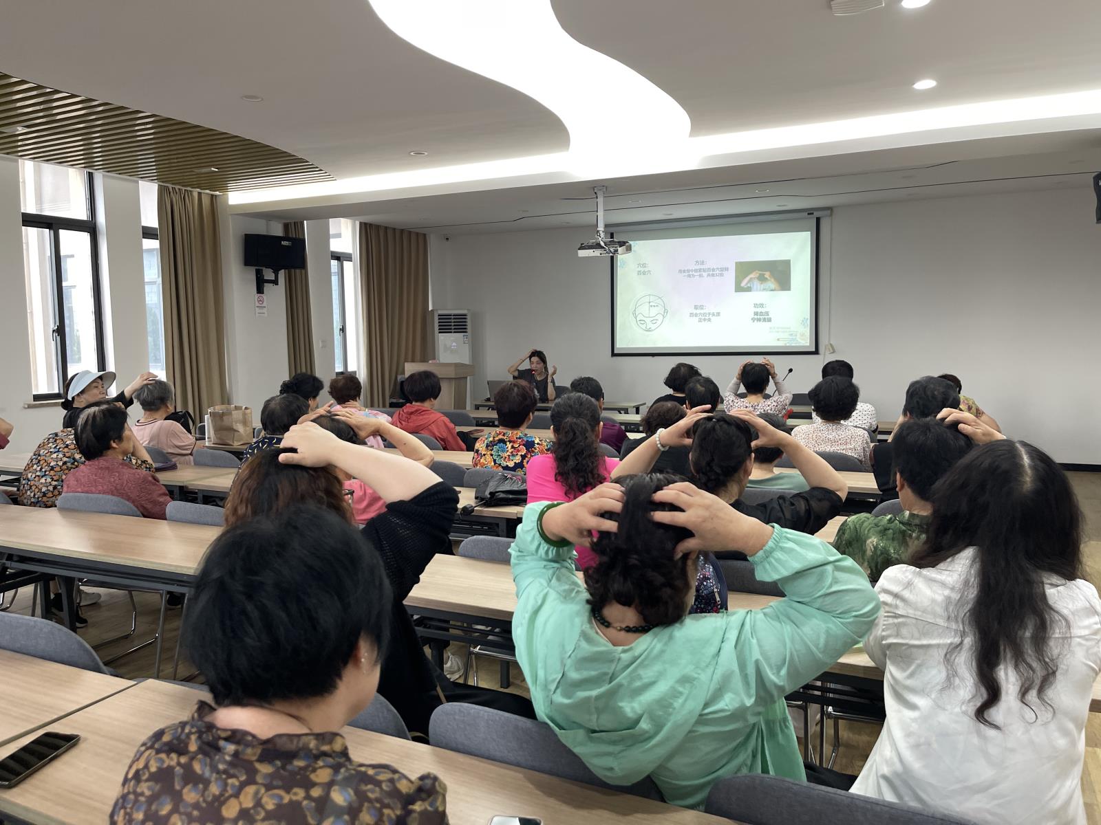 传递健康与关爱——宜城街道徐坝社区开展助残日中医穴位科普活动.jpg