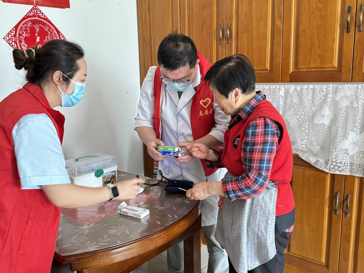 上门义诊暖人心 情系残疾老人——宜城街道枫隐社区开展为残疾老人上门送医疗服务活动.png