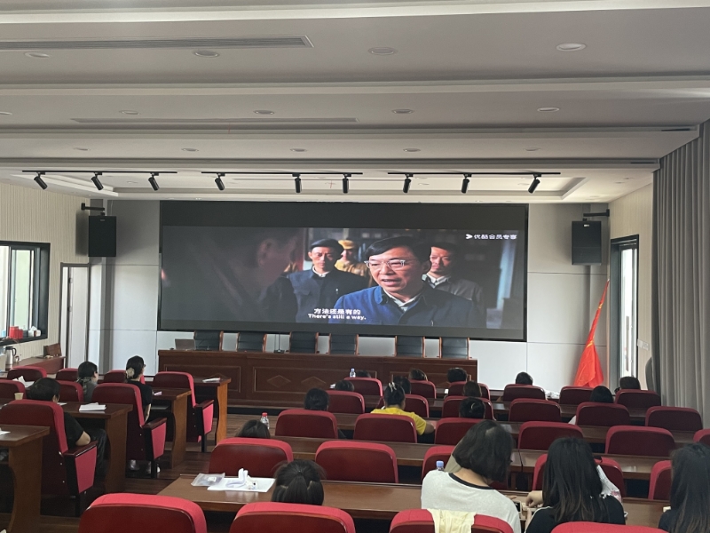 光影传递正能量——新庄街道残联组织残疾人观看爱国题材电影.jpg