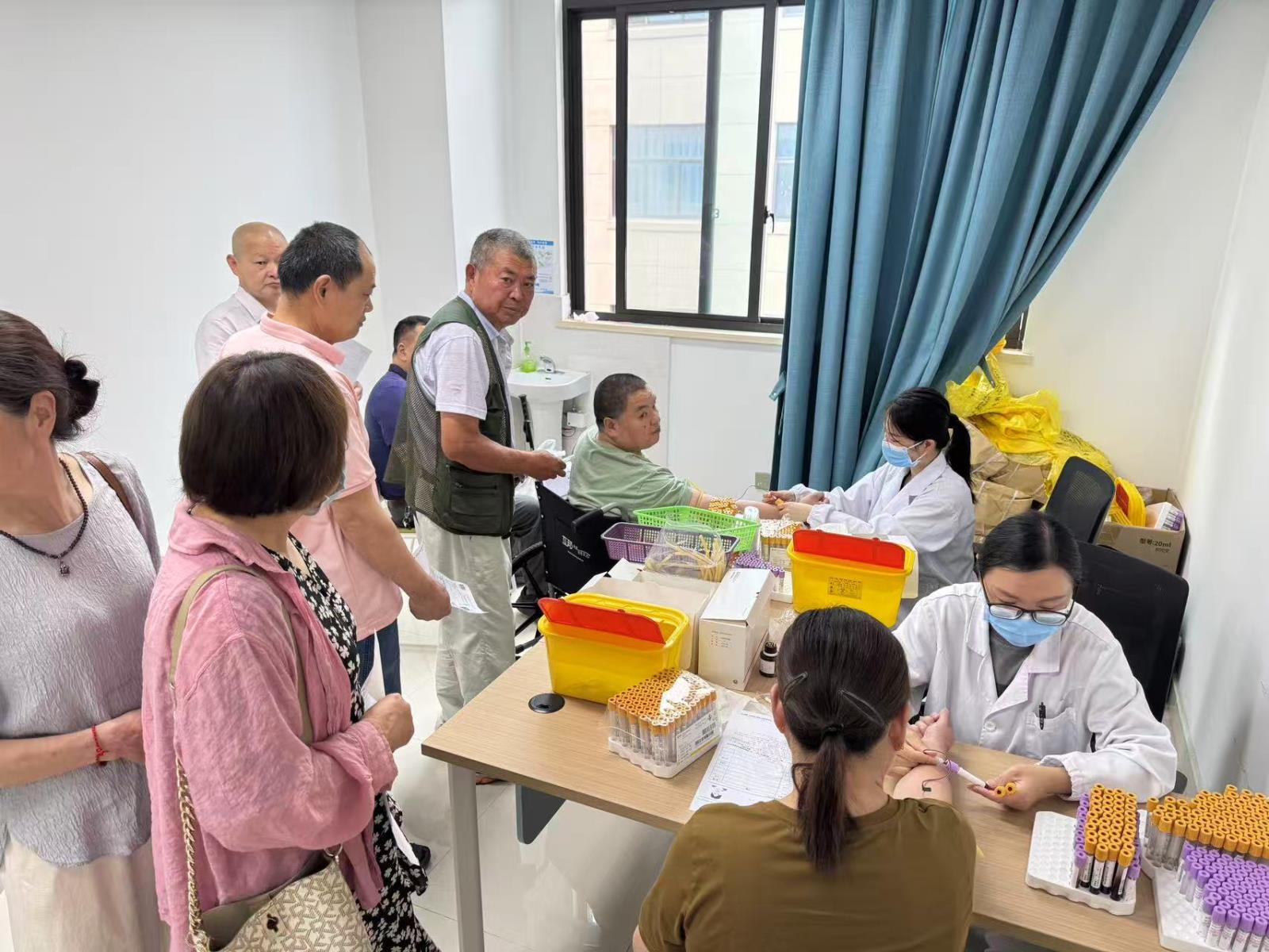 和桥镇残联组织残疾人进行免费体检.jpg