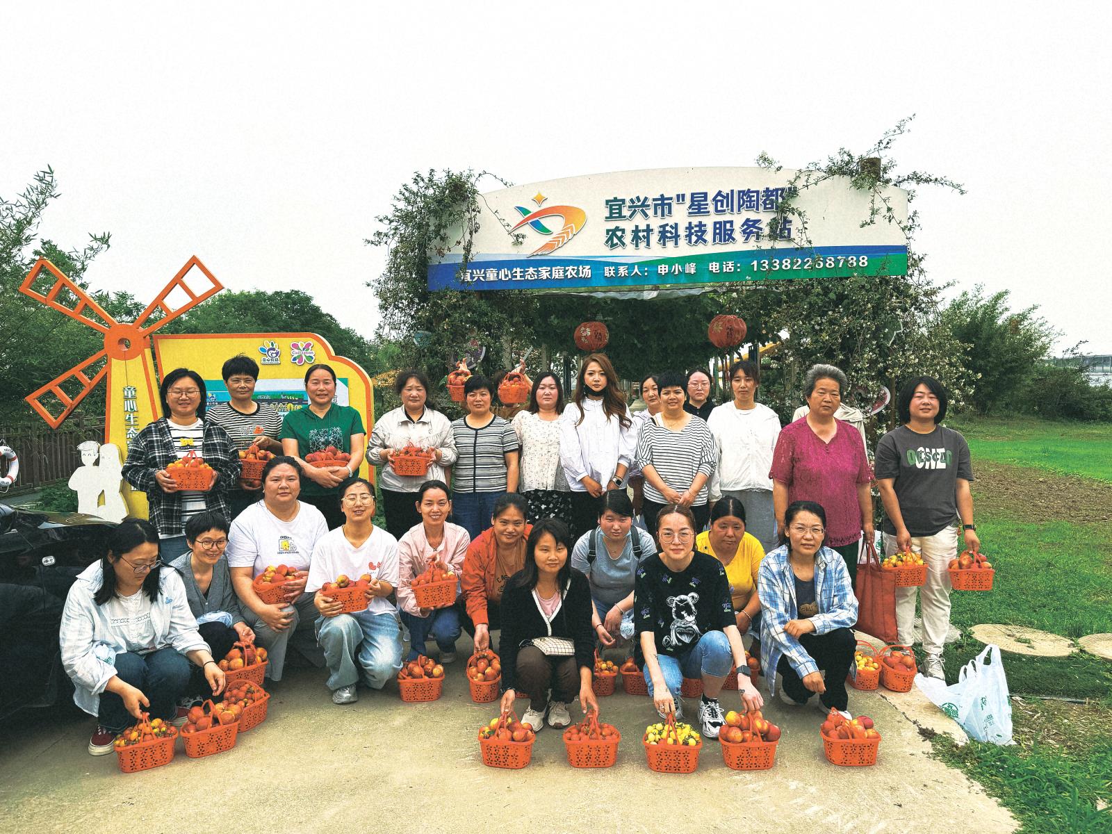 爱心助残  共享丰收——芳桥街道残联开展助残日残疾人采摘活动.jpg