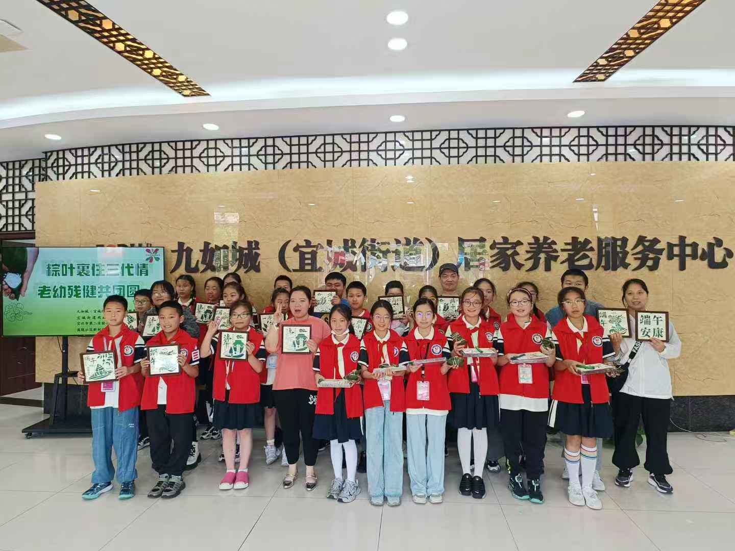 党建共建送温暖  爱心慰问显真情——九如城养老产业发展有限公司党支部端午节走访慰问宜城街道“残疾人之家”残疾人.jpg