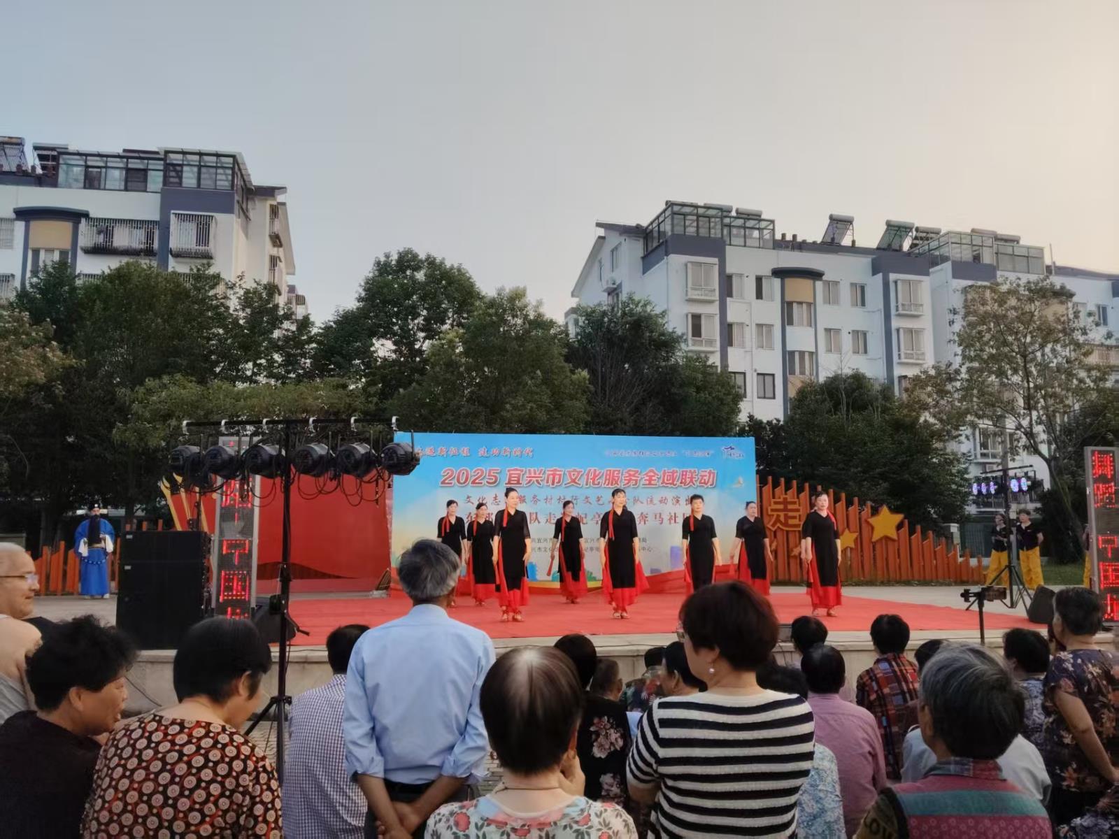 文艺演出点亮残疾人的多彩夜生活——屺亭街道残联举办村村行助残文艺演出.jpg