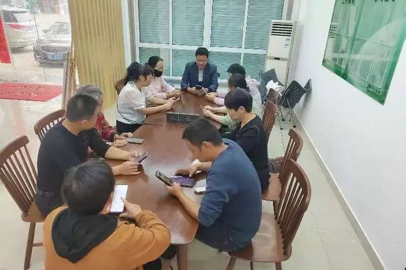 肖群：拄拐筑梦 情暖客心(1).png