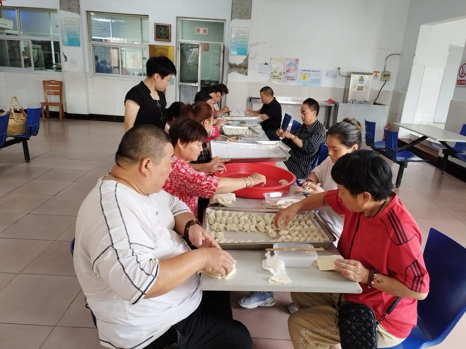 包馄饨 话民俗 送温情——张渚镇残联组织残疾人开展包馄饨活动.jpg
