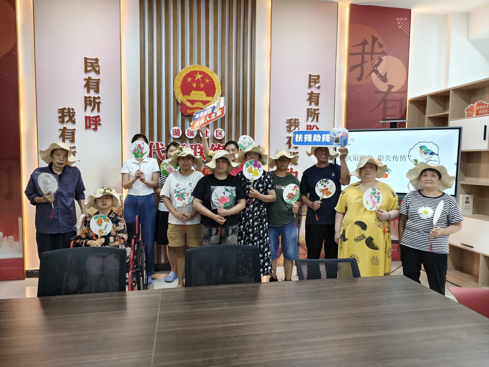 执扇绘梦 指尖传情——丁蜀镇湖渎社区“残疾人之家”开展手工DIY活动.jpg