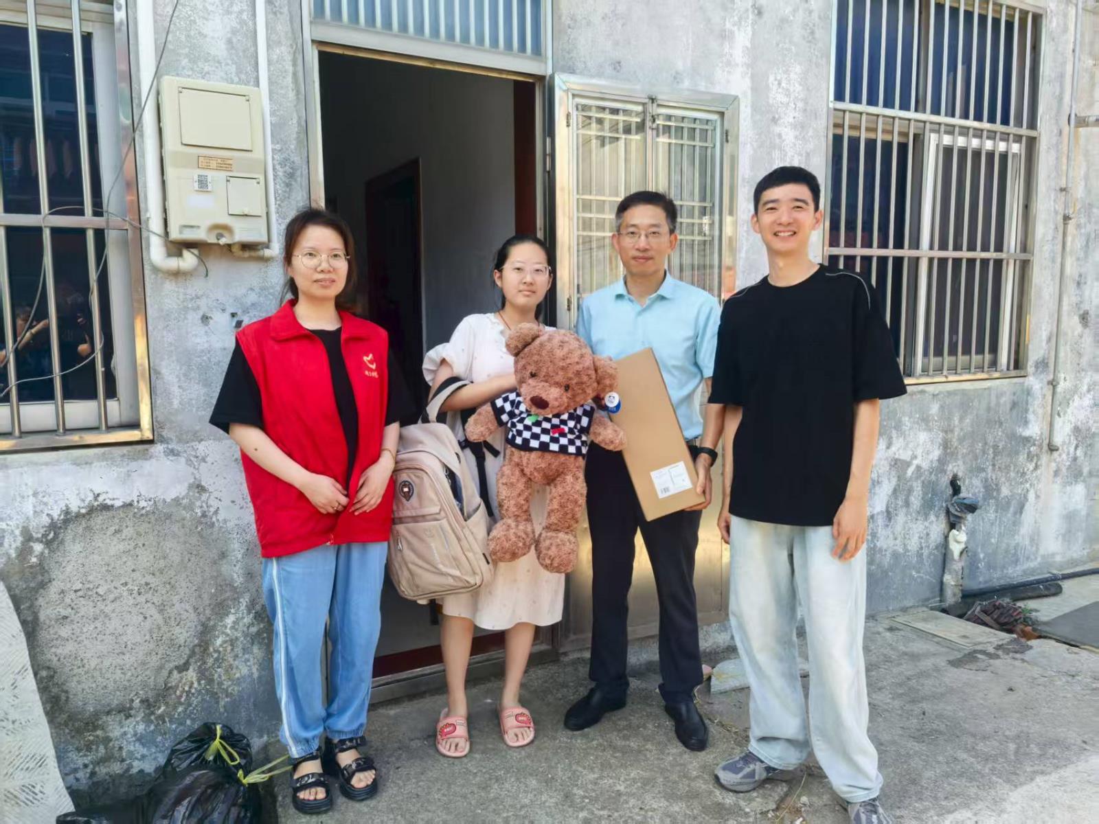 关爱困难残疾儿童  送去暖心开学礼——和桥镇残联走访慰问困难残疾儿童家庭.jpg