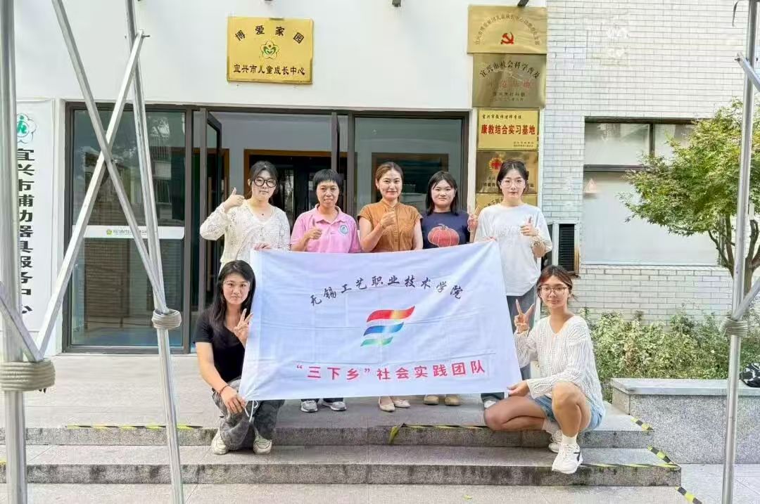 无锡工艺学子用色彩点亮孤独症儿童的世界(1).jpg