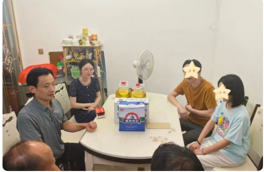宜兴“中国好人”王俊爱心助学.jpg
