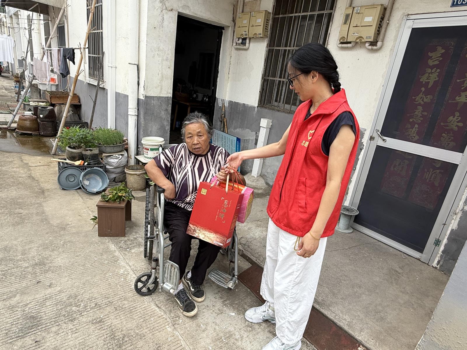 暖心助残  情满中秋——杨巷镇残联开展月饼发放活动.jpg