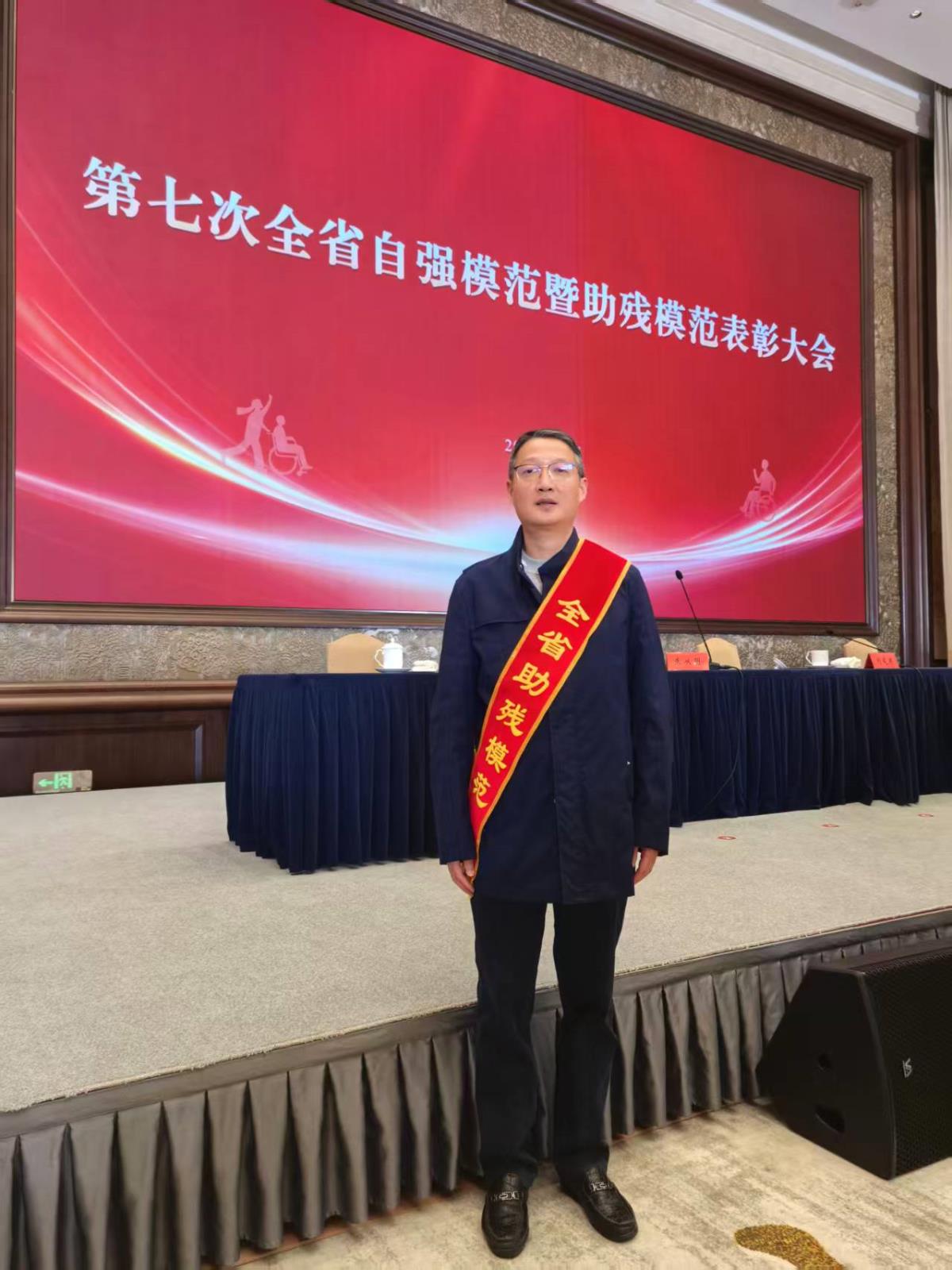 以残助残,用紫砂技艺为残疾人铺就自立之路.jpg 以残助残,用紫砂技艺为残疾人铺就自立之路.jpg