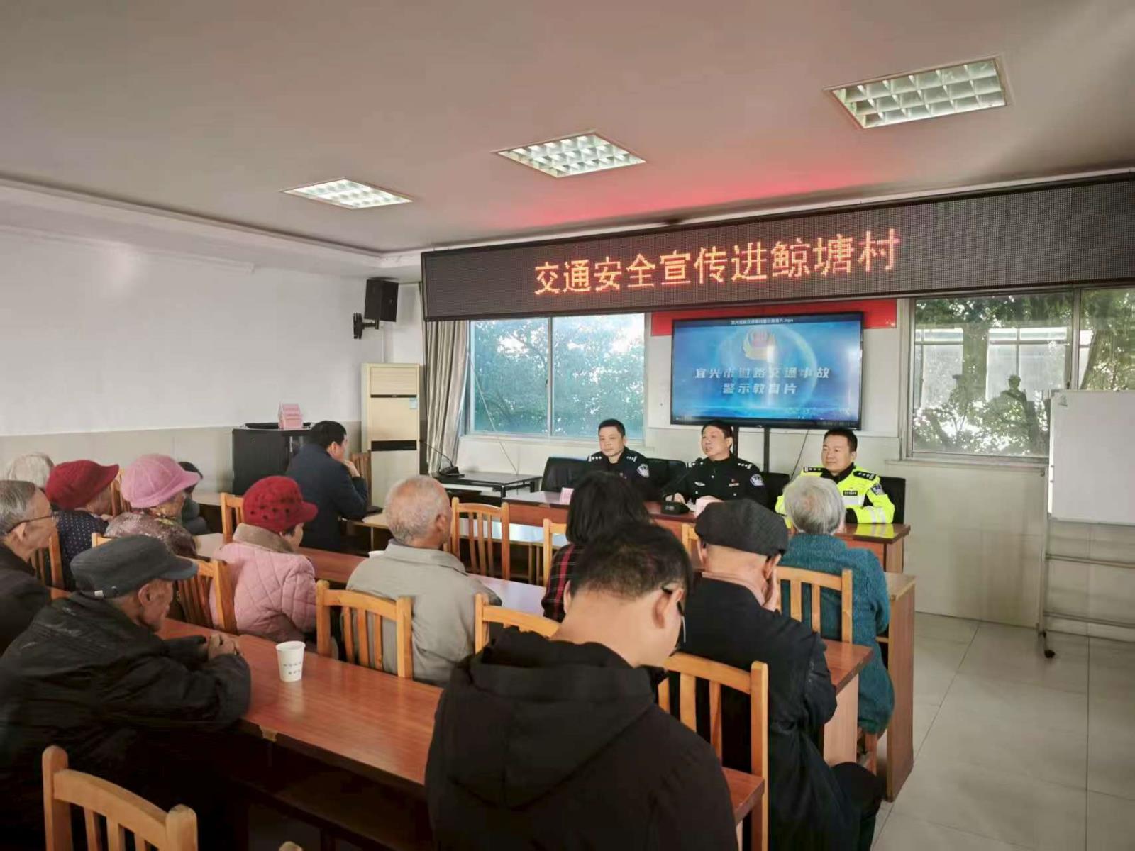 护航特殊出行 筑牢安全防线——市公安局组织民警走进徐舍镇开展交通安全宣讲主题活动.jpg 护航特殊出行 筑牢安全防线——市公安局组织民警走进徐舍镇开展交通安全宣讲主题活动.jpg