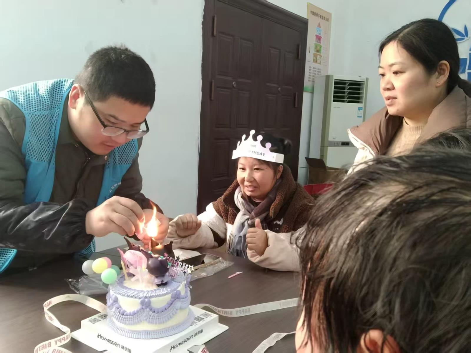 情暖“残疾人之家”  共庆集体生日——万石镇“残疾人之家”为照料对象举办集体生日会.jpg