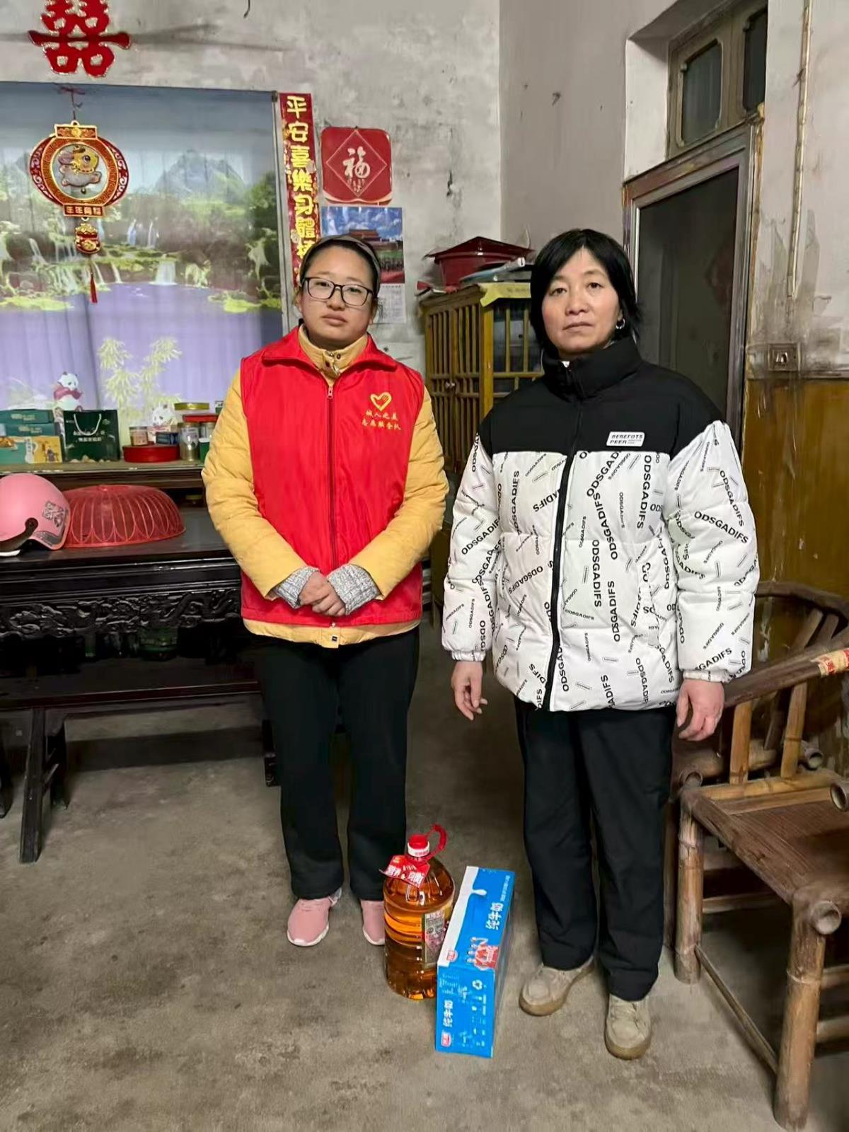 开展节庆走访慰问  真情关怀暖人心——杨巷镇残联开展走访慰问困难残疾人活动.jpg