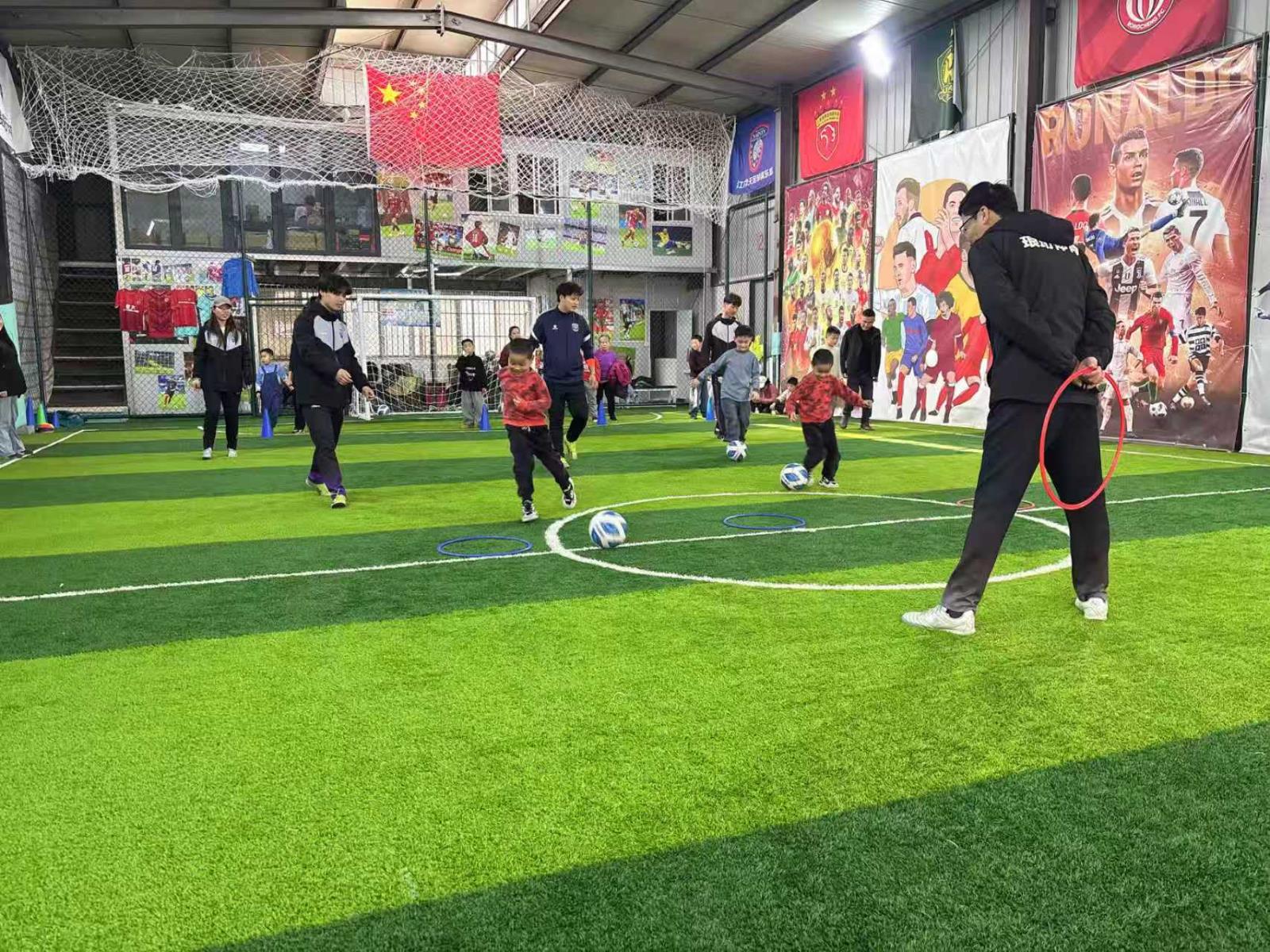 宜兴市举办“奔跑吧,星小将”孤独症儿童足球公益课.jpg 宜兴市举办“奔跑吧,星小将”孤独症儿童足球公益课.jpg