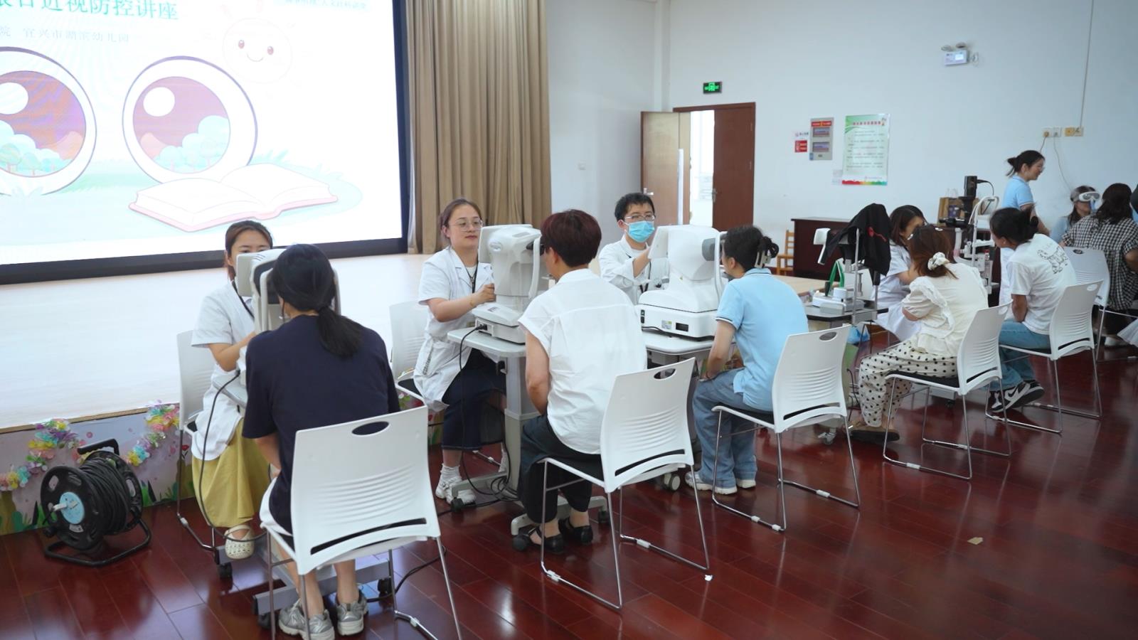 宜兴市残联开展全国爱眼日公益活动.jpg