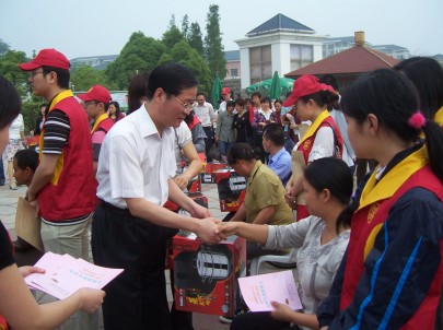 张市长为残疾人发放结对关爱联系卡