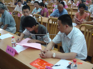民营企业家与受助学生签订扶残助学协议书
